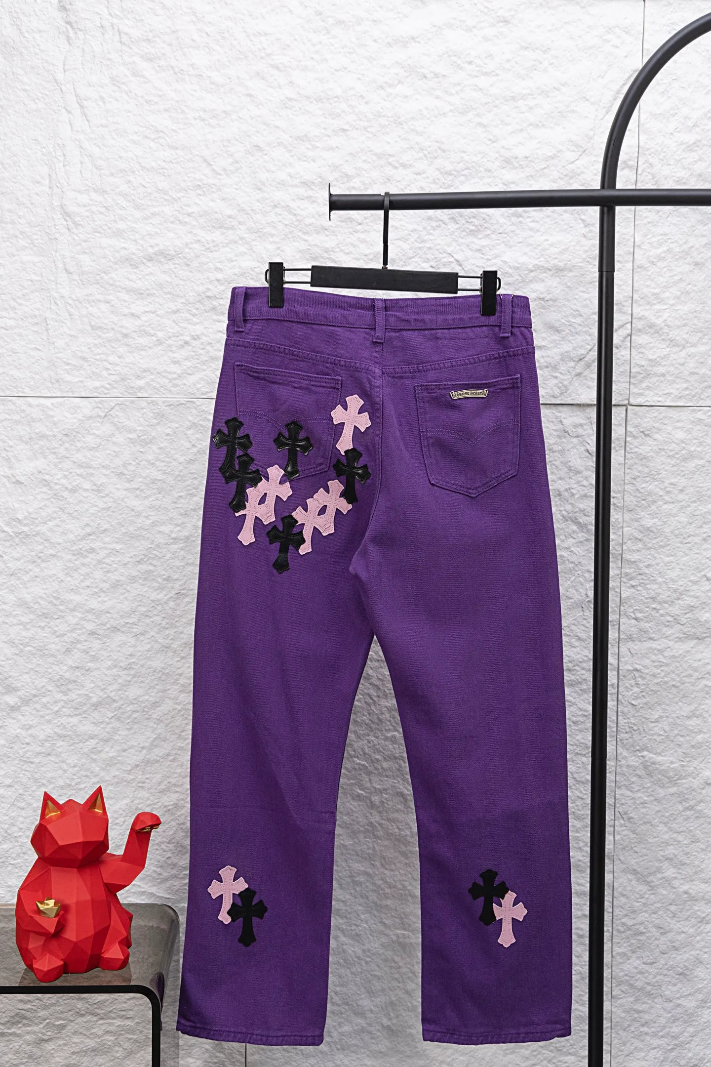 P240 model number/F064 Chrome hearts 2025 new limited edition black and pink cross and leather couple style washed loose purple jeans. Styles with different washed textures are very friendly to people with thin legs and thick legs. The straight and loose version is very flattering to the leg shape. The moderate length is timeless and easy to match. It is the basis of various styles and a must-have in the wardrobe! The fabric is stiff but also makes the upper body soft without losing texture. Style: Loose Color: Purple